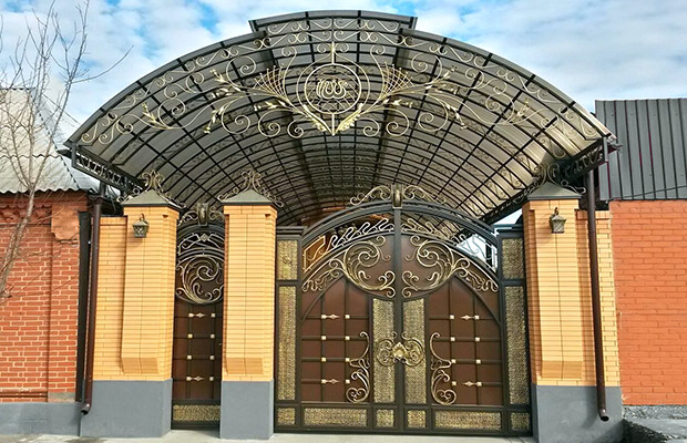 Купить или заказать ворота для дома с навесом - стильные и надежные решения для вашего участка в Волхове от 42878 руб | ВоротМастер-Влх