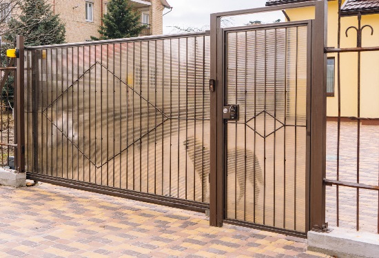 Купить ворота из профлиста с элементами ковки, с металлическими столбами в рамке или под дерево в Волхове от 158220 руб